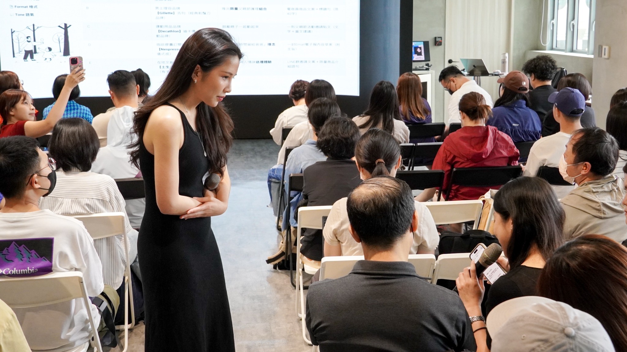 Selina Liu 在 AI 課程現場與學員互動