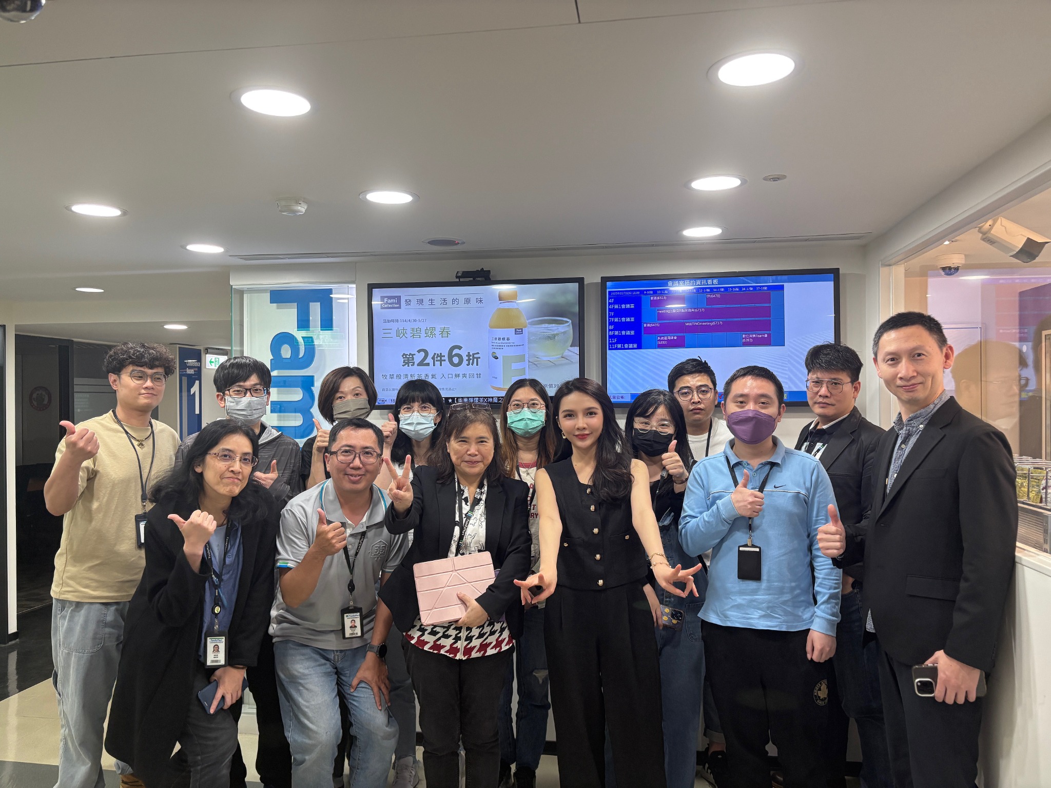 Selina Liu 與全家企業大學培訓學員合影