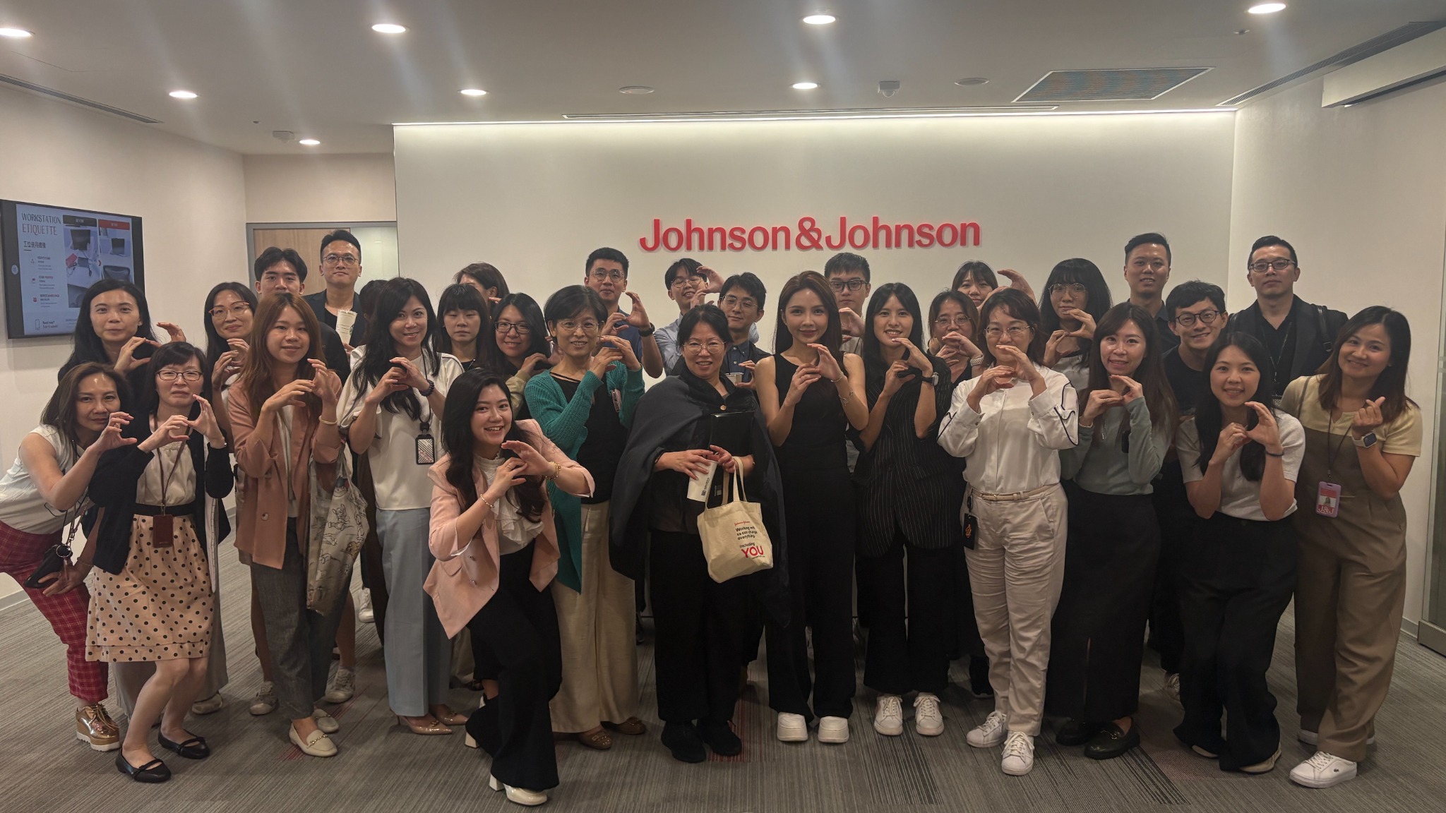 Selina Liu 與 Johnson & Johnson 台灣嬌生培訓學員合影