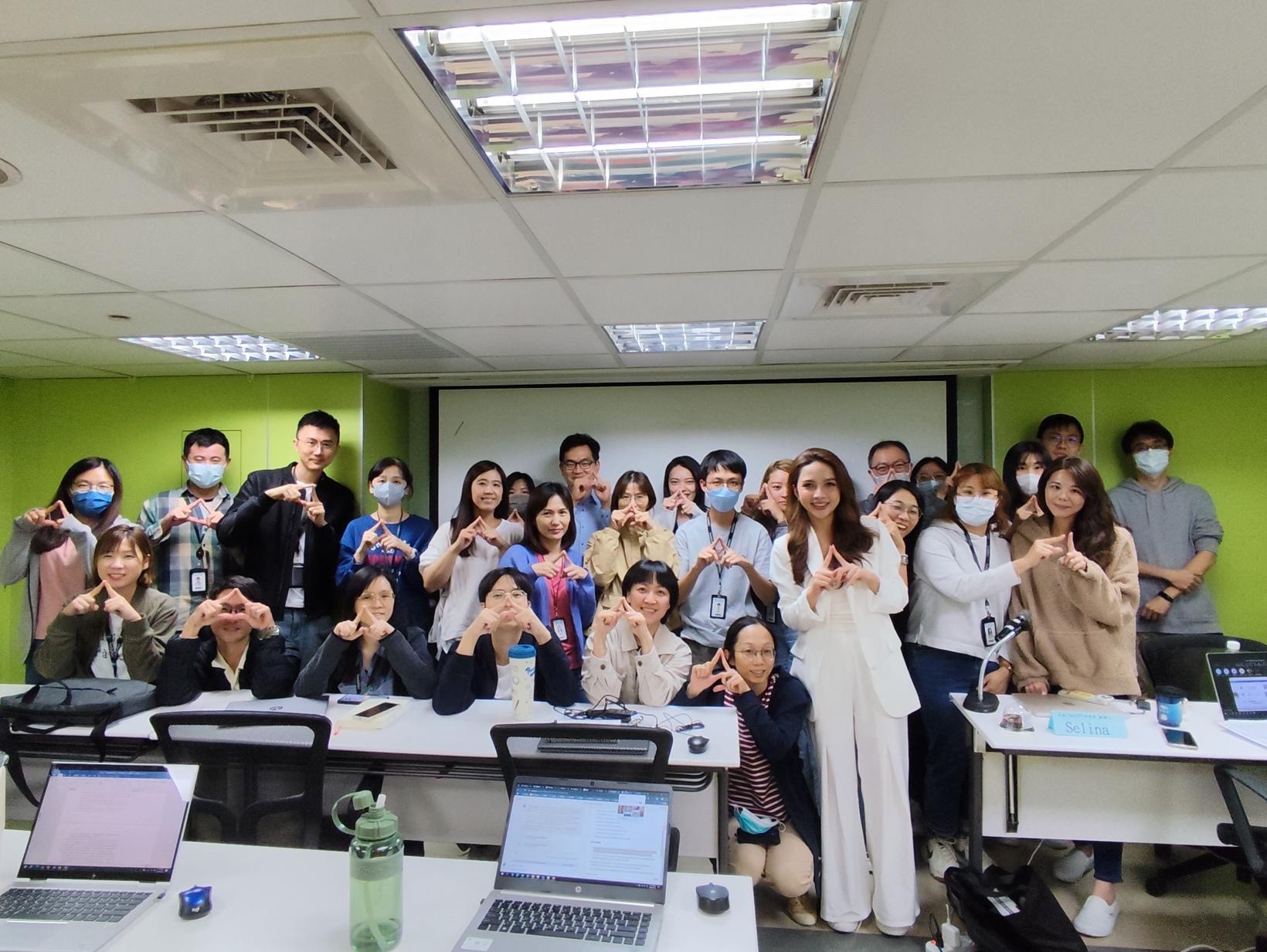 Selina Liu 與企業學員於 AI 培訓後合影