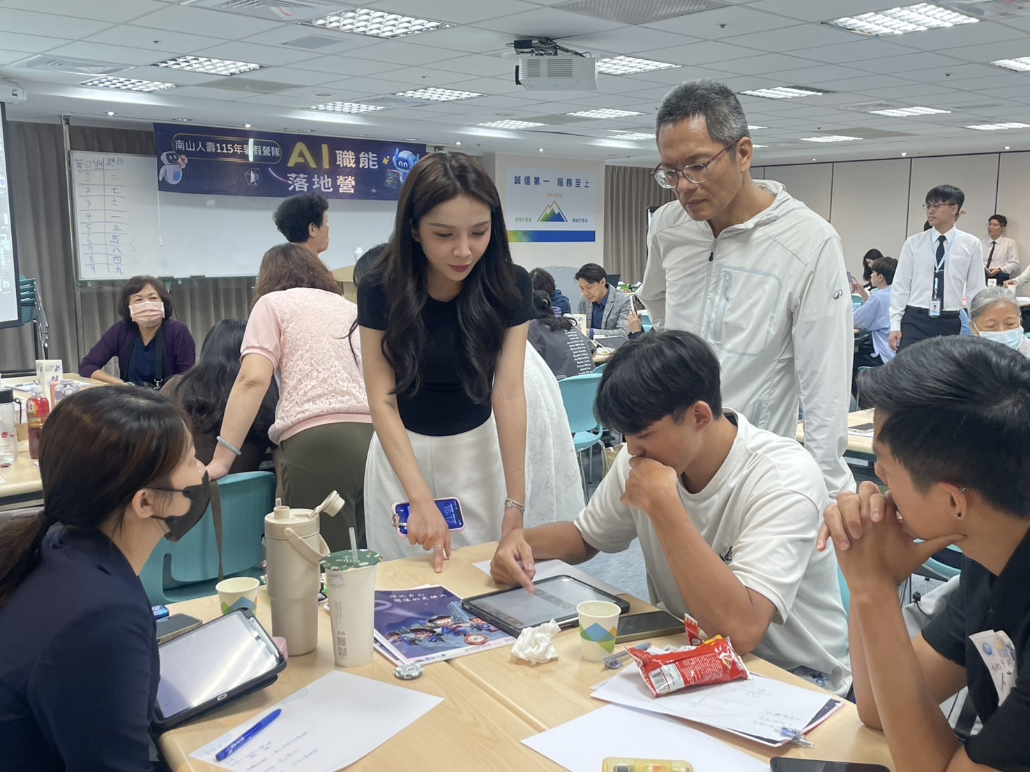 Selina Liu 於企業 AI 工作坊帶領學員實作